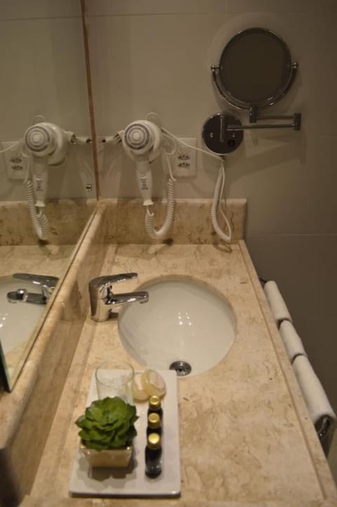 Suite Frente Mar | Bathroom | Shower, free toiletries, towels