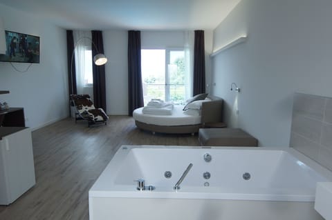 Junior Suite, Jetted Tub | Jetted tub