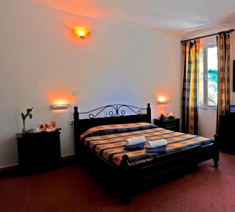 Triple Room | In-room safe, blackout drapes, iron/ironing board, free WiFi