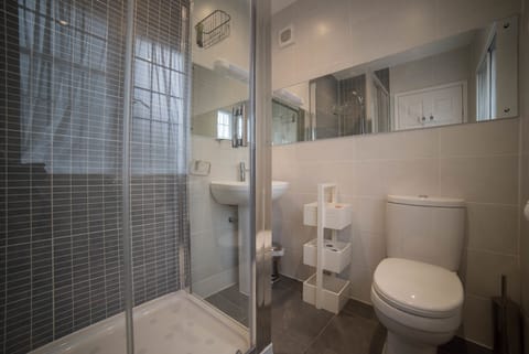 Room, 1 King Bed | Bathroom | Shower, free toiletries, hair dryer, towels