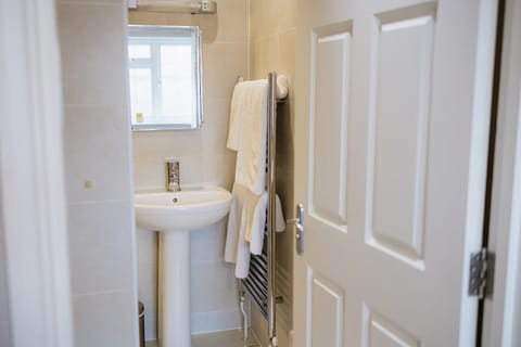 Standard Double Room | Bathroom | Shower, free toiletries, hair dryer, towels