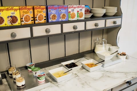 Daily continental breakfast (GBP 10 per person)