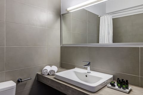 Economy Double or Twin Room | Bathroom | Free toiletries, hair dryer, towels