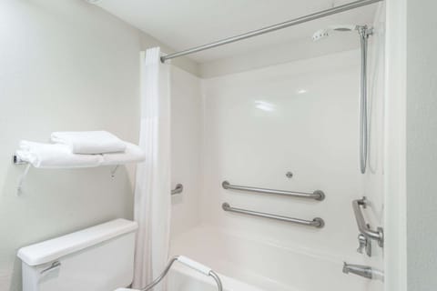 Combined shower/tub, free toiletries, hair dryer, towels