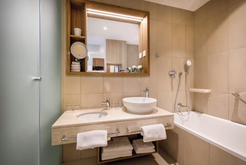 Combined shower/tub, free toiletries, hair dryer, towels