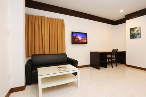 Corner Room | Living area | 32-inch LCD TV with cable channels, TV