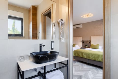 Deluxe Triple Room | Bathroom | Shower, rainfall showerhead, free toiletries, hair dryer