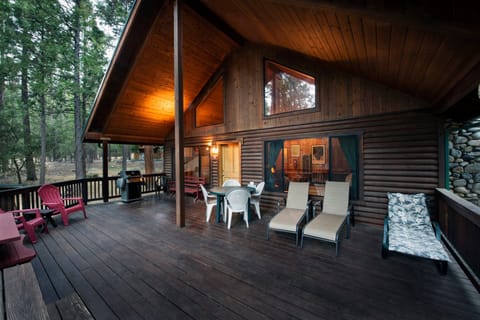 Chalet (2 Bedrooms) | Outdoor dining