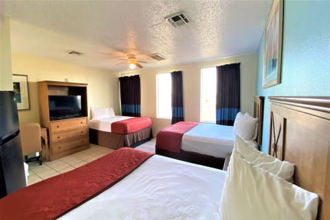 2 Queen Beds & 1 Full Bed | Free WiFi, bed sheets