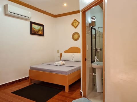 Superior Double Room | Bathroom | Shower, free toiletries, towels