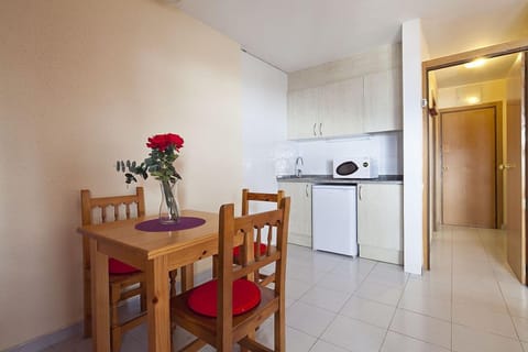 Superior Studio, 1 Bedroom | In-room dining