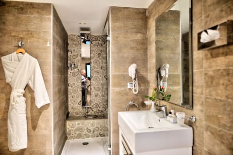 Suite | Bathroom | Free toiletries, hair dryer, slippers, towels