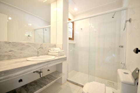 Superior Room | Bathroom | Shower, hair dryer, towels