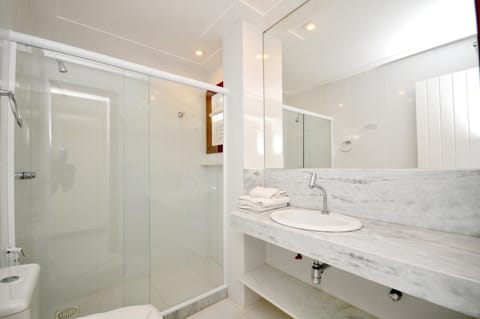 Superior Room | Bathroom | Shower, hair dryer, towels