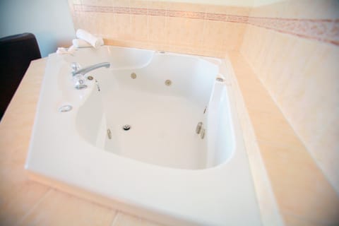 Luxury Suite | Jetted tub