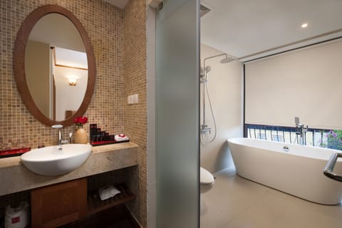 Deluxe Double or Twin Room, Balcony | Bathroom | Combined shower/tub, free toiletries, hair dryer, bathrobes