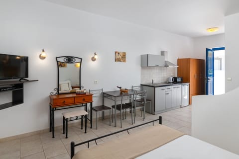 Superior Studio, Sea View (Acropolis View) | Private kitchen | Fridge, stovetop, coffee/tea maker, electric kettle