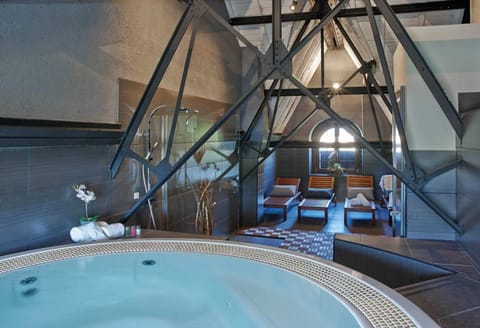 Indoor spa tub