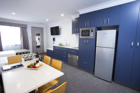 Executive Suite, 1 Bedroom, Kitchenette | Private kitchen | Microwave, stovetop, coffee/tea maker, electric kettle