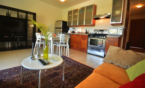 Luxury Single Room | Private kitchen | Fridge, microwave, oven, stovetop