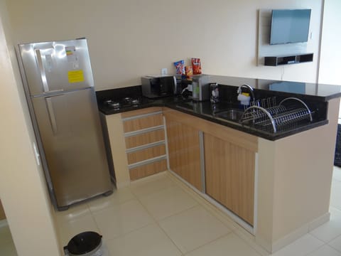 Flat Deluxe | Private kitchen | Full-size fridge, microwave, stovetop, cookware/dishes/utensils