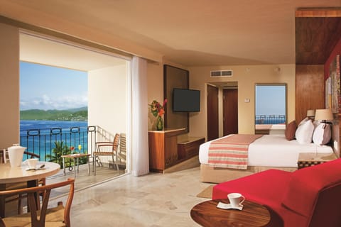 Sun Club Deluxe Romantic Suite Ocean Front | In-room safe, iron/ironing board, free WiFi, bed sheets