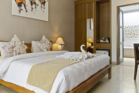 Deluxe Room Pool Side | Premium bedding, minibar, in-room safe, individually decorated