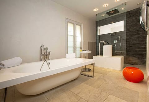 Suite Deluxe Genesis | Bathroom | Free toiletries, hair dryer, bathrobes, slippers