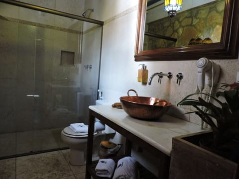 Double Room | Bathroom | Shower, free toiletries, hair dryer, towels