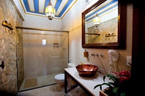 Double Room | Bathroom | Shower, free toiletries, hair dryer, towels