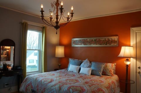 Angela's Suite | Premium bedding, individually decorated, individually furnished