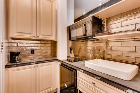 Albert I Suite 1 | Private kitchenette | Coffee/tea maker, paper towels