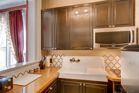 Alfred Suite 4 | Private kitchenette | Coffee/tea maker, paper towels