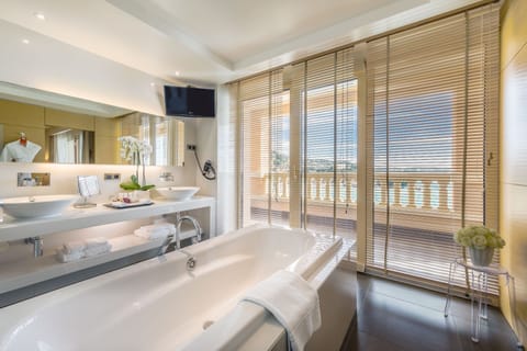 Prestige Superior room, sea view | Bathroom | Designer toiletries, hair dryer, bathrobes, slippers