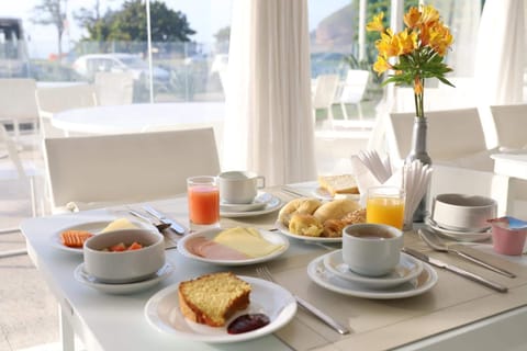 Breakfast, lunch and dinner served