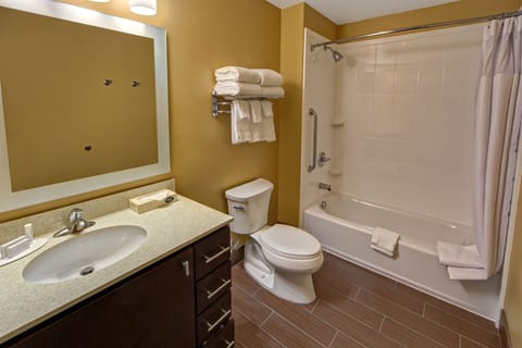 Combined shower/tub, hair dryer, towels