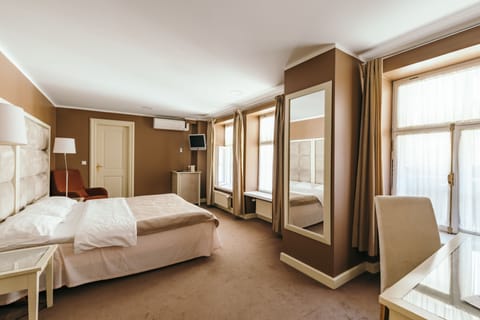 Executive Double Room | Hypo-allergenic bedding, in-room safe, individually decorated, desk