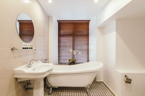 Executive Suite | Bathroom | Free toiletries, hair dryer, bathrobes, slippers