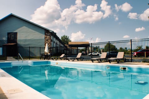 Outdoor pool, open 10 AM to 10 PM, sun loungers