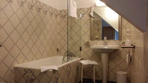 Premium Double Room, Sea View | Bathroom | Free toiletries, towels