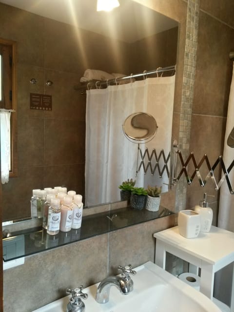 Suite (Aromo) | Bathroom | Free toiletries, hair dryer, towels