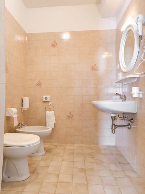 Classic Double or Twin Room, Private Bathroom | Bathroom | Shower, free toiletries, hair dryer, bidet