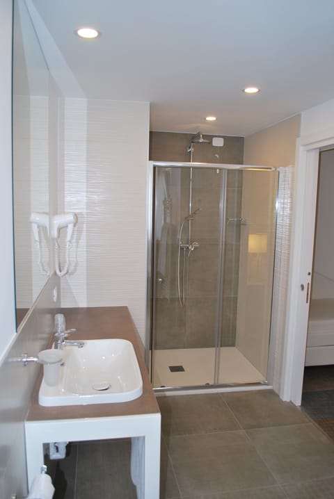 Deluxe Studio Suite, Balcony, Lakeside | Bathroom | Shower, free toiletries, hair dryer, bidet