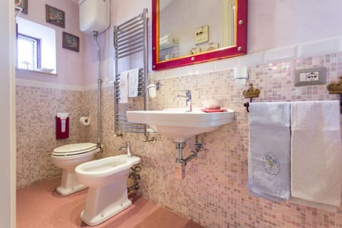 Luxury Double or Twin Room, Hill View | Bathroom | Free toiletries, hair dryer, bidet, towels