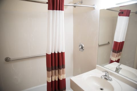 Combined shower/tub, free toiletries, hair dryer, towels