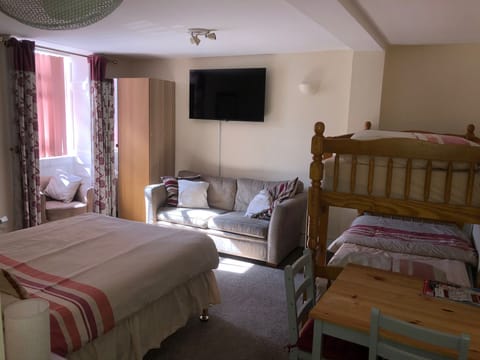 Family Studio Suite | In-room safe, iron/ironing board, free cribs/infant beds, free WiFi