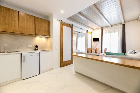 Family Suite, Hot Tub, Sea View (Outdoor) | Private kitchenette | Fridge