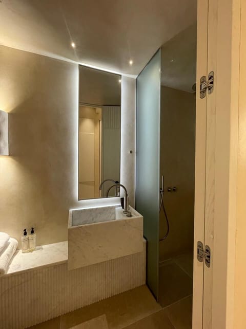 Standard Room | Minibar, iron/ironing board, free WiFi, bed sheets