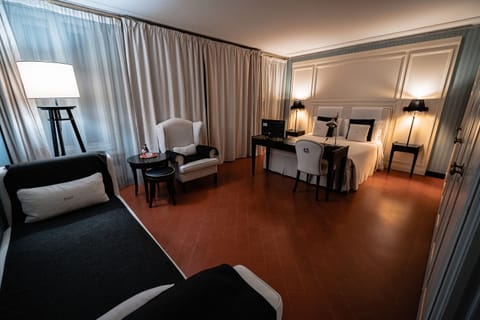 Deluxe Room | Minibar, in-room safe, individually decorated, individually furnished