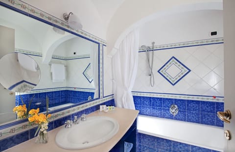 Deluxe Double Room | Bathroom | Combined shower/tub, free toiletries, hair dryer, slippers